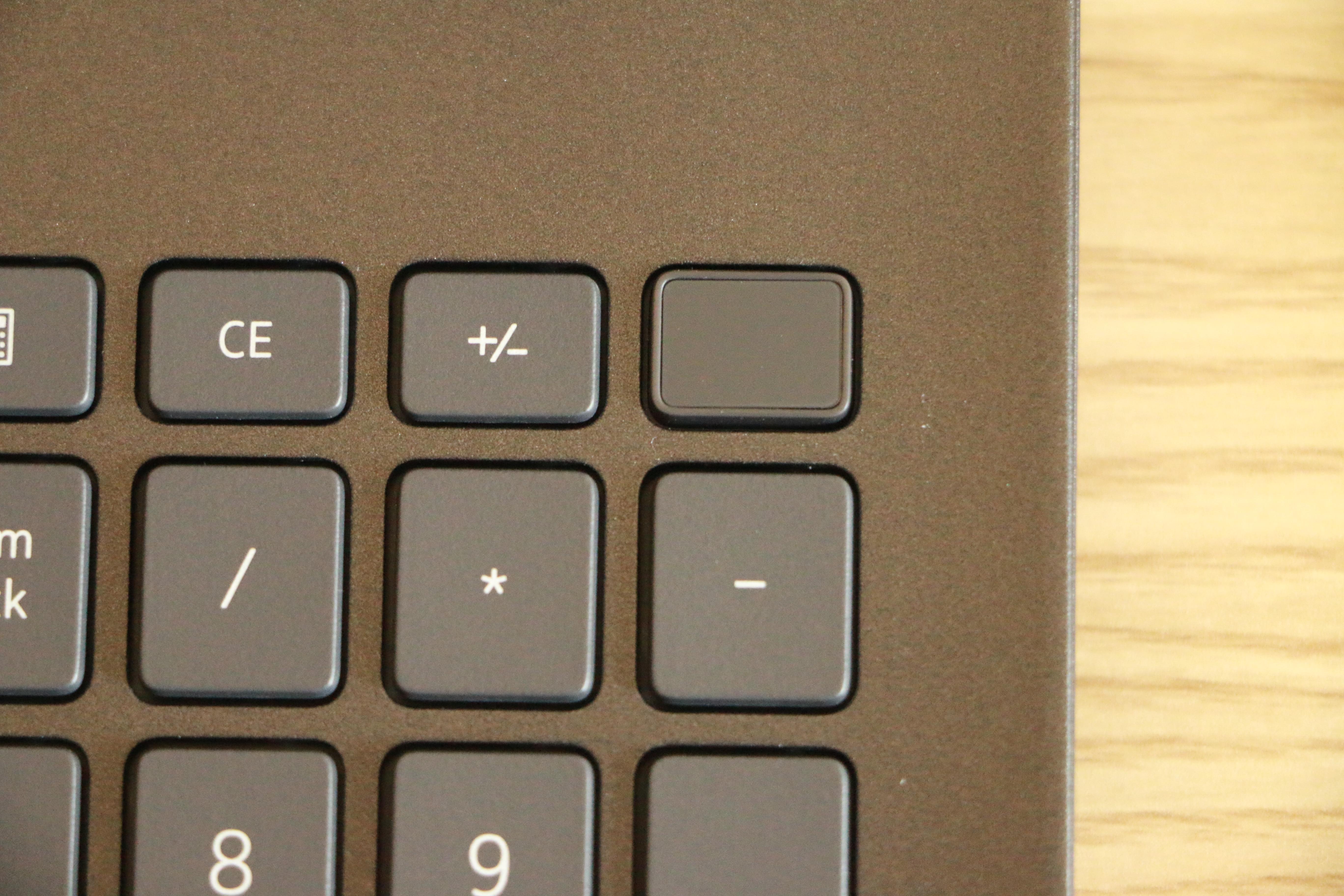 特别的电源键，藏在键盘的其它按键里，带有指纹识别功能