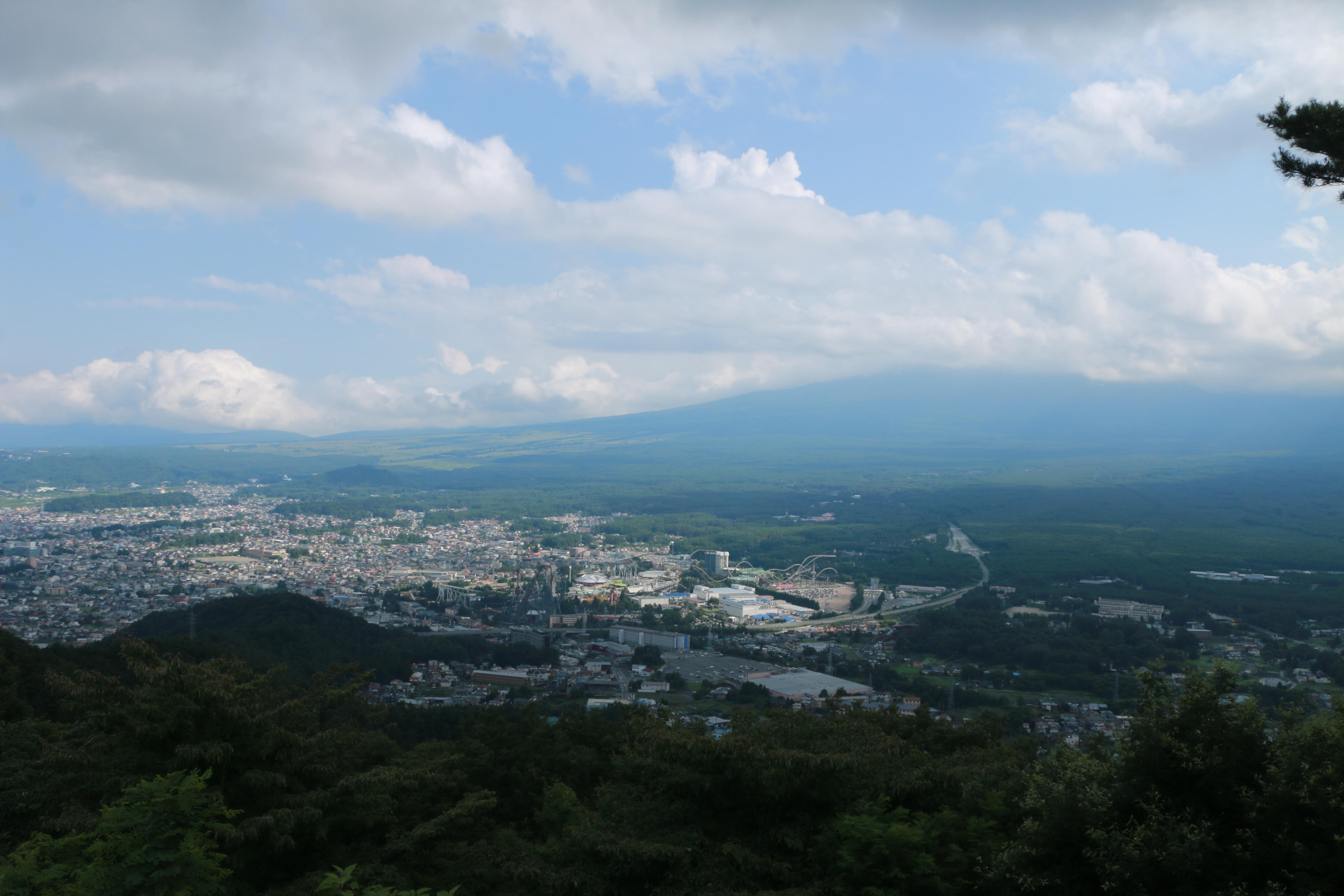 右边被云盖住的应该就是富士山